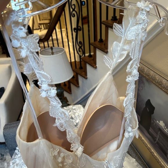 WEDDING DRESS NEVER WORN & NO PREVIOUS ALTERATIONS - Picture 4 of 14